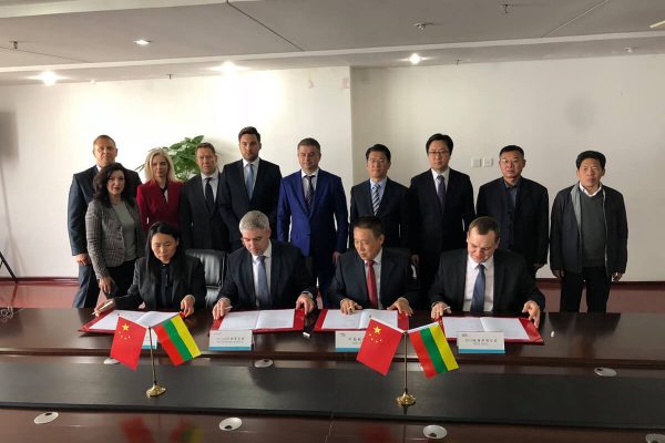 1-Cahirman-&-CEO-of-AviaAM-Leasing-Tadas-Goberis,-Cahirman-of-AviaAM-Financial-Leasing-China-Liu-Xia-participates-at-the-MOU-signing-ceremony-